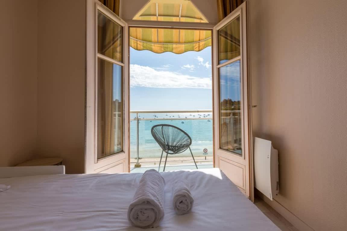 LES PIEDS DANS L'EAU - Bel appartement - Vue mer - 6 personnes Cancale Extérieur photo